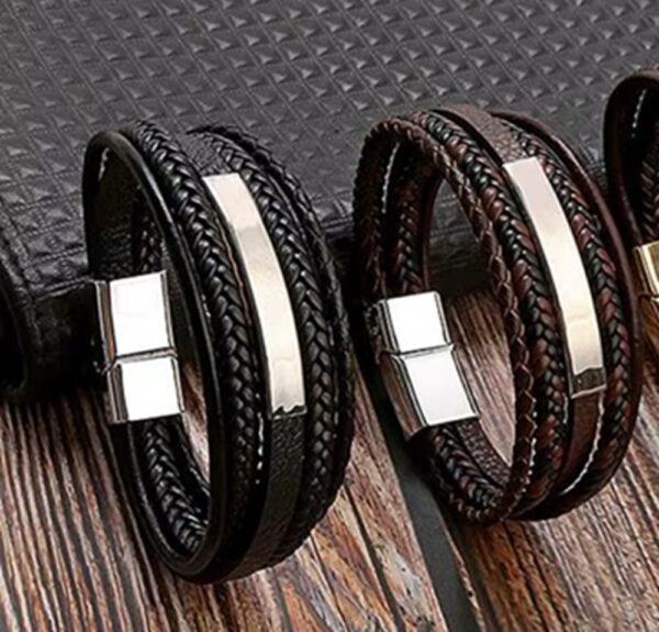 Un accesorio diseñado para hombres que entienden que los pequeños detalles hacen una gran diferencia. Esta pulsera de cuero trenzado multicapa combina elegancia, carácter y un diseño moderno que eleva cualquier outfit en segundos.