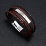 Un accesorio diseñado para hombres que entienden que los pequeños detalles hacen una gran diferencia. Esta pulsera de cuero trenzado multicapa combina elegancia, carácter y un diseño moderno que eleva cualquier outfit en segundos.