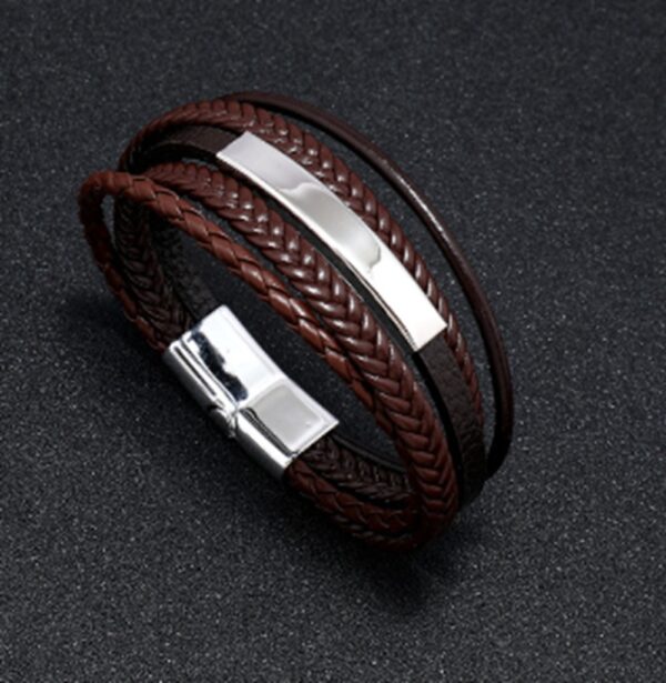 Un accesorio diseñado para hombres que entienden que los pequeños detalles hacen una gran diferencia. Esta pulsera de cuero trenzado multicapa combina elegancia, carácter y un diseño moderno que eleva cualquier outfit en segundos.