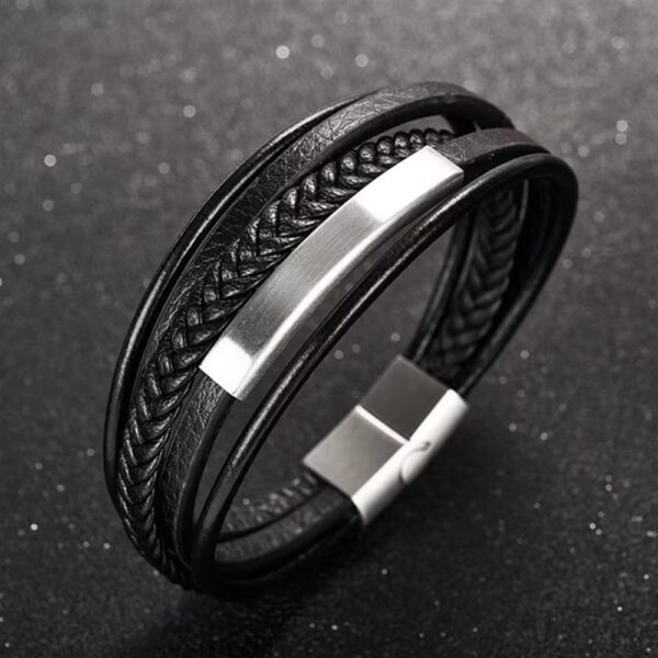 Un accesorio diseñado para hombres que entienden que los pequeños detalles hacen una gran diferencia. Esta pulsera de cuero trenzado multicapa combina elegancia, carácter y un diseño moderno que eleva cualquier outfit en segundos.