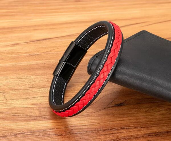 NUEVA PULSERA DE CUERO PREMIUM Eleva tu estilo con esta pulsera de cuero trenzado de alta calidad, diseñada para quienes quieren destacar con un accesorio moderno, elegante y lleno de personalidad