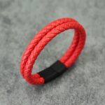 Su trenzado detallado y su cierre metálico de alta calidad hacen que esta pulsera sea el complemento ideal para cualquier ocasión. 💥 Disponible en dos estilos ✔ Rojo con negro (impactante y moderno) ✔ Rojo completo (audaz y elegante)