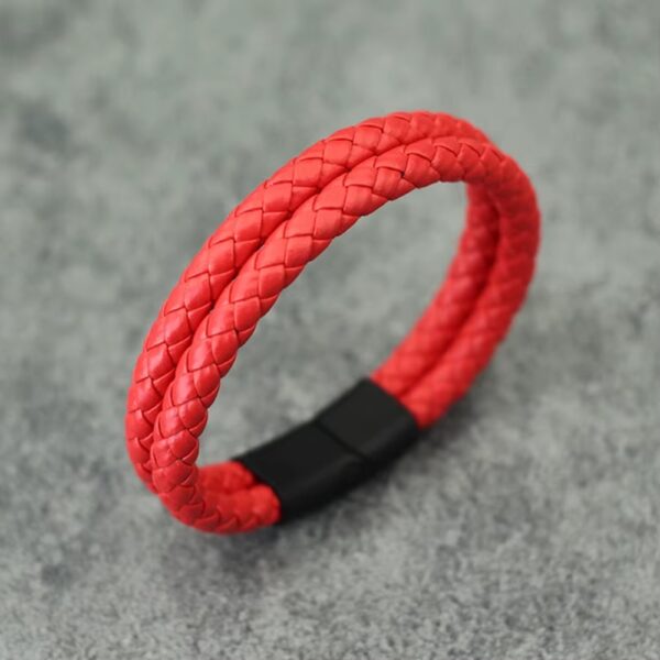 Su trenzado detallado y su cierre metálico de alta calidad hacen que esta pulsera sea el complemento ideal para cualquier ocasión. 💥 Disponible en dos estilos ✔ Rojo con negro (impactante y moderno) ✔ Rojo completo (audaz y elegante)