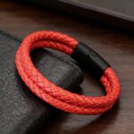Su trenzado detallado y su cierre metálico de alta calidad hacen que esta pulsera sea el complemento ideal para cualquier ocasión. 💥 Disponible en dos estilos ✔ Rojo con negro (impactante y moderno) ✔ Rojo completo (audaz y elegante)