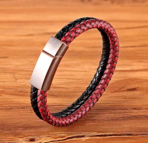 Su trenzado detallado y su cierre metálico de alta calidad hacen que esta pulsera sea el complemento ideal para cualquier ocasión. 💥 Disponible en dos estilos ✔ Rojo con negro (impactante y moderno) ✔ Rojo completo (audaz y elegante)