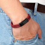 Su trenzado detallado y su cierre metálico de alta calidad hacen que esta pulsera sea el complemento ideal para cualquier ocasión. 💥 Disponible en dos estilos ✔ Rojo con negro (impactante y moderno) ✔ Rojo completo (audaz y elegante)