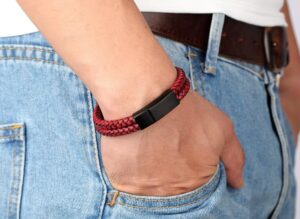 Su trenzado detallado y su cierre metálico de alta calidad hacen que esta pulsera sea el complemento ideal para cualquier ocasión. 💥 Disponible en dos estilos ✔ Rojo con negro (impactante y moderno) ✔ Rojo completo (audaz y elegante)