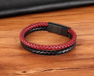 Su trenzado detallado y su cierre metálico de alta calidad hacen que esta pulsera sea el complemento ideal para cualquier ocasión. 💥 Disponible en dos estilos ✔ Rojo con negro (impactante y moderno) ✔ Rojo completo (audaz y elegante)