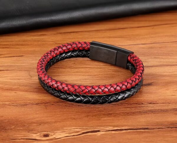 Su trenzado detallado y su cierre metálico de alta calidad hacen que esta pulsera sea el complemento ideal para cualquier ocasión. 💥 Disponible en dos estilos ✔ Rojo con negro (impactante y moderno) ✔ Rojo completo (audaz y elegante)