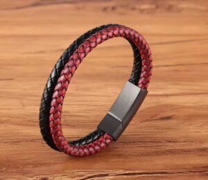 Su trenzado detallado y su cierre metálico de alta calidad hacen que esta pulsera sea el complemento ideal para cualquier ocasión. 💥 Disponible en dos estilos ✔ Rojo con negro (impactante y moderno) ✔ Rojo completo (audaz y elegante)