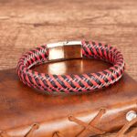 Diseñada para quienes entienden que los detalles hacen la diferencia, esta pulsera combina cuero trenzado de alta calidad con un elegante cierre de acero inoxidable que aporta fuerza, durabilidad y un estilo moderno que nunca pasa de moda.