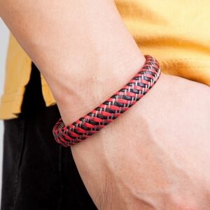 PULSERA DE CUERO COLOR ROJO NEGRO PLOMO1 Diseñada para quienes entienden que los detalles hacen la diferencia, esta pulsera combina cuero trenzado de alta calidad con un elegante cierre de acero inoxidable que aporta fuerza, durabilidad y un estilo moderno que nunca pasa de moda.
