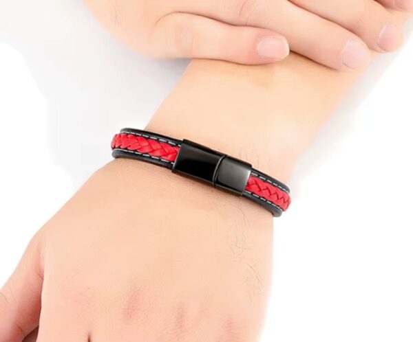 NUEVA PULSERA DE CUERO PREMIUM Eleva tu estilo con esta pulsera de cuero trenzado de alta calidad, diseñada para quienes quieren destacar con un accesorio moderno, elegante y lleno de personalidad