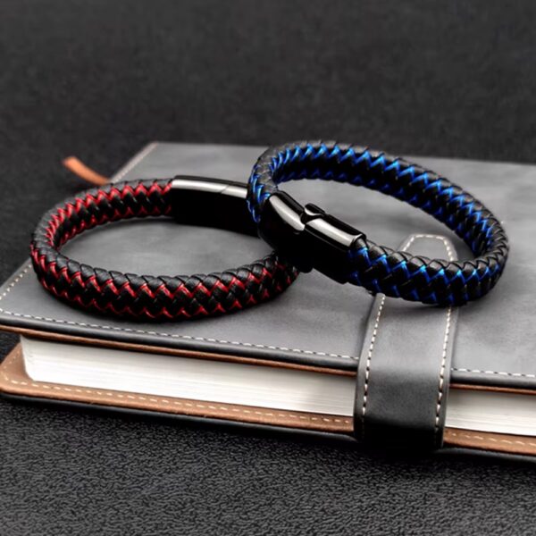 Nuestra pulsera combina cuero de alta calidad con acero inoxidable, creando un accesorio elegante, resistente y moderno que puedes usar todos los días