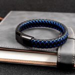Nuestra pulsera combina cuero de alta calidad con acero inoxidable, creando un accesorio elegante, resistente y moderno que puedes usar todos los días