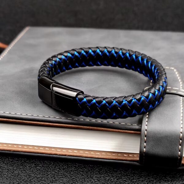 Nuestra pulsera combina cuero de alta calidad con acero inoxidable, creando un accesorio elegante, resistente y moderno que puedes usar todos los días