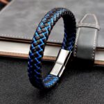 Nuestra pulsera combina cuero de alta calidad con acero inoxidable, creando un accesorio elegante, resistente y moderno que puedes usar todos los días