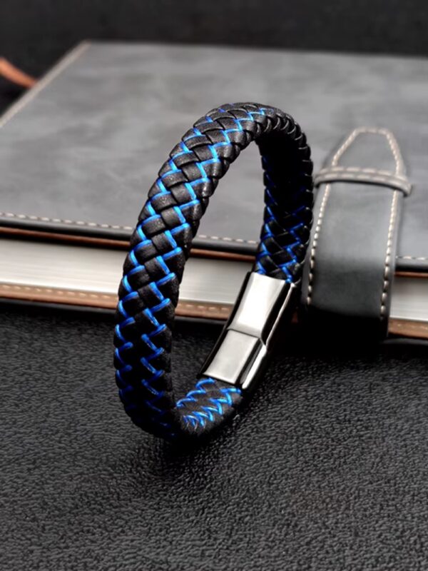 Nuestra pulsera combina cuero de alta calidad con acero inoxidable, creando un accesorio elegante, resistente y moderno que puedes usar todos los días