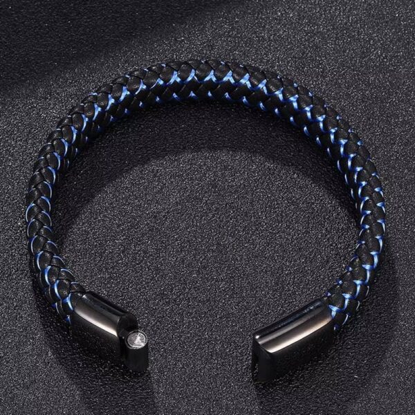 Nuestra pulsera combina cuero de alta calidad con acero inoxidable, creando un accesorio elegante, resistente y moderno que puedes usar todos los días