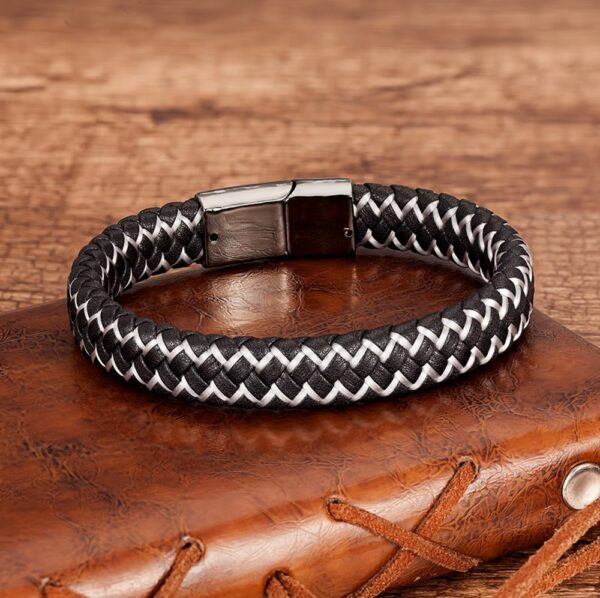 Nuestra pulsera combina cuero de alta calidad con acero inoxidable, creando un accesorio elegante, resistente y moderno que puedes usar todos los días