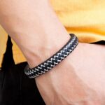 Nuestra pulsera combina cuero de alta calidad con acero inoxidable, creando un accesorio elegante, resistente y moderno que puedes usar todos los días