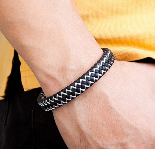 Nuestra pulsera combina cuero de alta calidad con acero inoxidable, creando un accesorio elegante, resistente y moderno que puedes usar todos los días