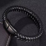 Nuestra pulsera combina cuero de alta calidad con acero inoxidable, creando un accesorio elegante, resistente y moderno que puedes usar todos los días