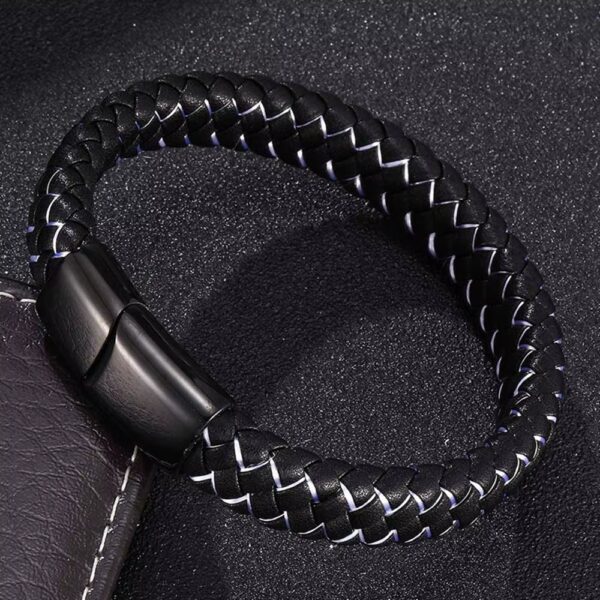 Nuestra pulsera combina cuero de alta calidad con acero inoxidable, creando un accesorio elegante, resistente y moderno que puedes usar todos los días