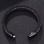 Nuestra pulsera combina cuero de alta calidad con acero inoxidable, creando un accesorio elegante, resistente y moderno que puedes usar todos los días
