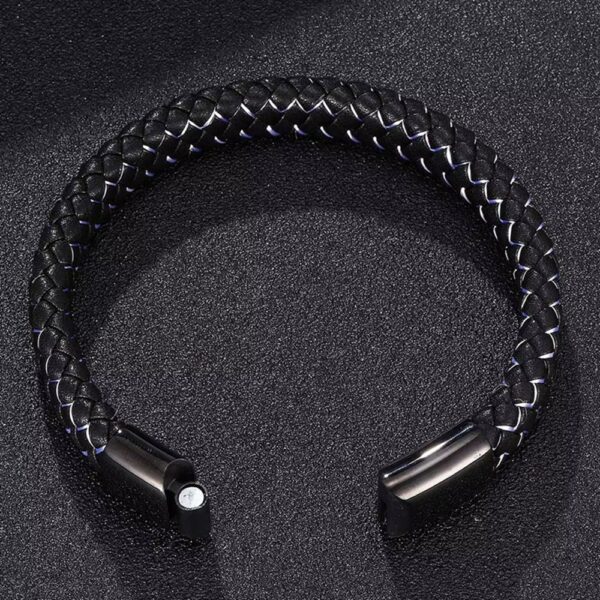 Nuestra pulsera combina cuero de alta calidad con acero inoxidable, creando un accesorio elegante, resistente y moderno que puedes usar todos los días