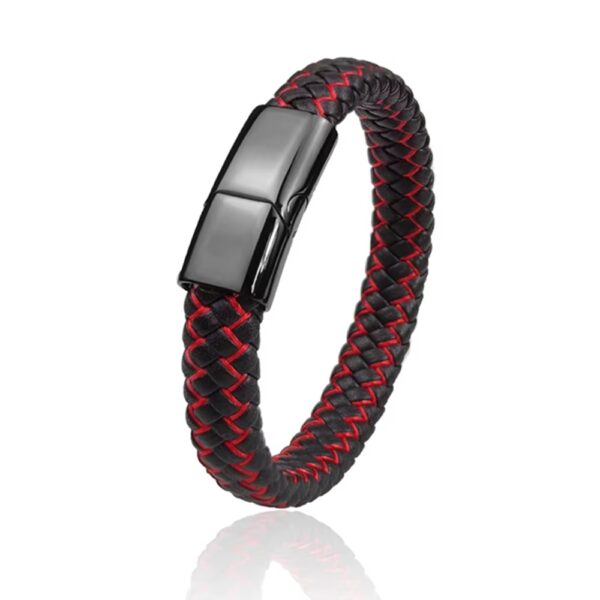 Nuestra pulsera combina cuero de alta calidad con acero inoxidable, creando un accesorio elegante, resistente y moderno que puedes usar todos los días
