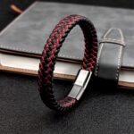 Nuestra pulsera combina cuero de alta calidad con acero inoxidable, creando un accesorio elegante, resistente y moderno que puedes usar todos los días