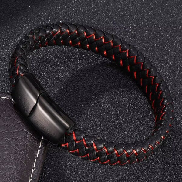 Nuestra pulsera combina cuero de alta calidad con acero inoxidable, creando un accesorio elegante, resistente y moderno que puedes usar todos los días