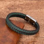 Nuestra pulsera combina cuero de alta calidad con acero inoxidable, creando un accesorio elegante, resistente y moderno que puedes usar todos los días