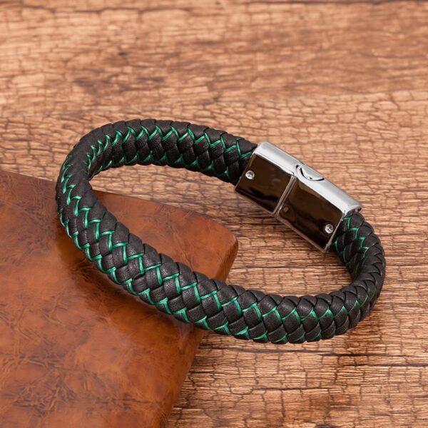 Nuestra pulsera combina cuero de alta calidad con acero inoxidable, creando un accesorio elegante, resistente y moderno que puedes usar todos los días