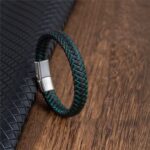 Nuestra pulsera combina cuero de alta calidad con acero inoxidable, creando un accesorio elegante, resistente y moderno que puedes usar todos los días