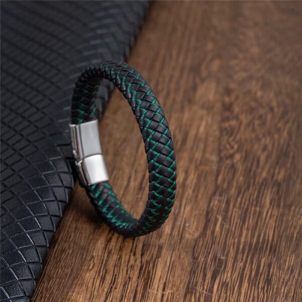 Nuestra pulsera combina cuero de alta calidad con acero inoxidable, creando un accesorio elegante, resistente y moderno que puedes usar todos los días
