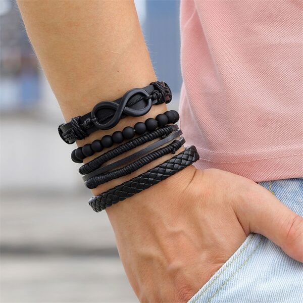 Esta elegante pulsera multicapa de cuero con símbolo infinito combina un diseño moderno con un significado profundo. El símbolo ∞ representa algo que no tiene principio ni final, y en joyería suele expresar amor eterno, amistad duradera y potencial ilimitado