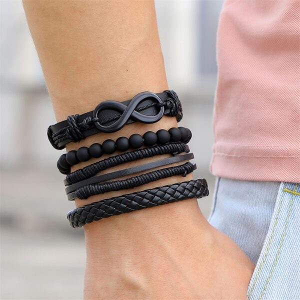 Esta elegante pulsera multicapa de cuero con símbolo infinito combina un diseño moderno con un significado profundo. El símbolo ∞ representa algo que no tiene principio ni final, y en joyería suele expresar amor eterno, amistad duradera y potencial ilimitado