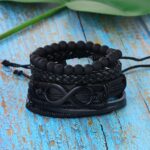 Esta elegante pulsera multicapa de cuero con símbolo infinito combina un diseño moderno con un significado profundo. El símbolo ∞ representa algo que no tiene principio ni final, y en joyería suele expresar amor eterno, amistad duradera y potencial ilimitado
