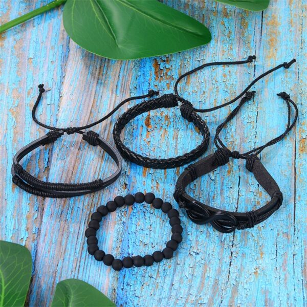 Esta elegante pulsera multicapa de cuero con símbolo infinito combina un diseño moderno con un significado profundo. El símbolo ∞ representa algo que no tiene principio ni final, y en joyería suele expresar amor eterno, amistad duradera y potencial ilimitado