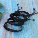 Esta elegante pulsera multicapa de cuero con símbolo infinito combina un diseño moderno con un significado profundo. El símbolo ∞ representa algo que no tiene principio ni final, y en joyería suele expresar amor eterno, amistad duradera y potencial ilimitado