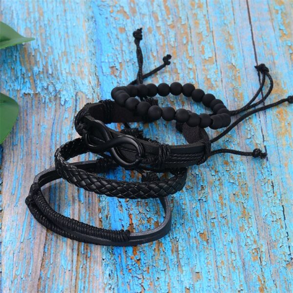 Esta elegante pulsera multicapa de cuero con símbolo infinito combina un diseño moderno con un significado profundo. El símbolo ∞ representa algo que no tiene principio ni final, y en joyería suele expresar amor eterno, amistad duradera y potencial ilimitado