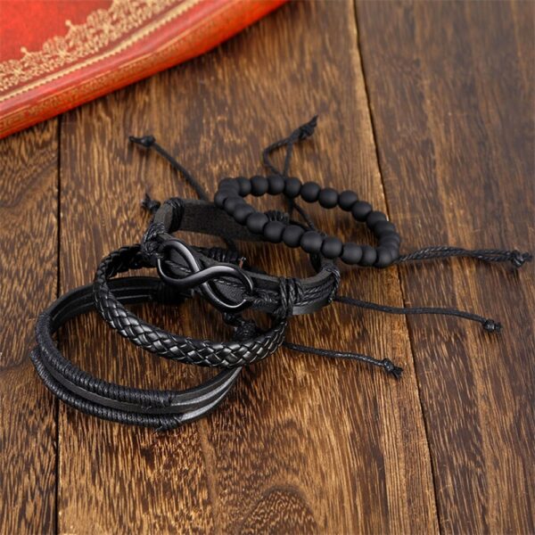 Esta elegante pulsera multicapa de cuero con símbolo infinito combina un diseño moderno con un significado profundo. El símbolo ∞ representa algo que no tiene principio ni final, y en joyería suele expresar amor eterno, amistad duradera y potencial ilimitado