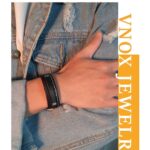 La Pulsera “Black Fusion Supreme” es la combinación perfecta entre elegancia, fuerza y modernidad. Diseñada para hombres que cuidan cada detalle, esta pieza fusiona múltiples texturas en un solo accesorio: cuero trenzado, acabado liso y detalles metálicos que crean un look sofisticado y dominante.