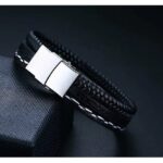 La Pulsera “Black Fusion Supreme” es la combinación perfecta entre elegancia, fuerza y modernidad. Diseñada para hombres que cuidan cada detalle, esta pieza fusiona múltiples texturas en un solo accesorio: cuero trenzado, acabado liso y detalles metálicos que crean un look sofisticado y dominante.