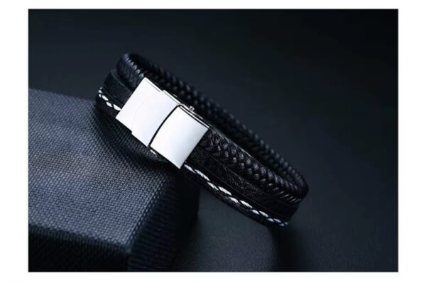 La Pulsera “Black Fusion Supreme” es la combinación perfecta entre elegancia, fuerza y modernidad. Diseñada para hombres que cuidan cada detalle, esta pieza fusiona múltiples texturas en un solo accesorio: cuero trenzado, acabado liso y detalles metálicos que crean un look sofisticado y dominante.