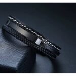 La Pulsera “Black Fusion Supreme” es la combinación perfecta entre elegancia, fuerza y modernidad. Diseñada para hombres que cuidan cada detalle, esta pieza fusiona múltiples texturas en un solo accesorio: cuero trenzado, acabado liso y detalles metálicos que crean un look sofisticado y dominante.