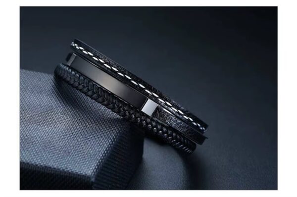 La Pulsera “Black Fusion Supreme” es la combinación perfecta entre elegancia, fuerza y modernidad. Diseñada para hombres que cuidan cada detalle, esta pieza fusiona múltiples texturas en un solo accesorio: cuero trenzado, acabado liso y detalles metálicos que crean un look sofisticado y dominante.