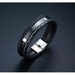 La Pulsera “Black Fusion Supreme” es la combinación perfecta entre elegancia, fuerza y modernidad. Diseñada para hombres que cuidan cada detalle, esta pieza fusiona múltiples texturas en un solo accesorio: cuero trenzado, acabado liso y detalles metálicos que crean un look sofisticado y dominante.